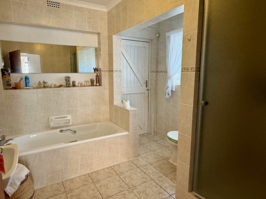 4 Bedroom Property for Sale in Bergzicht Western Cape